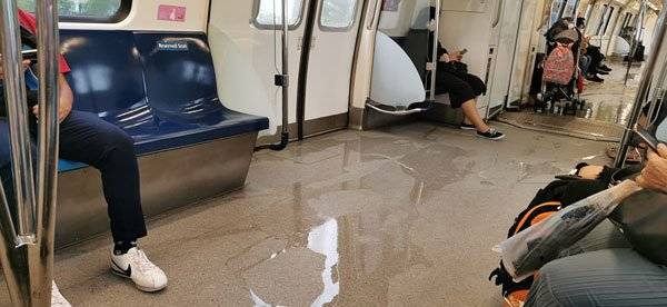 狮城豪雨好犀利 地铁车厢都进水