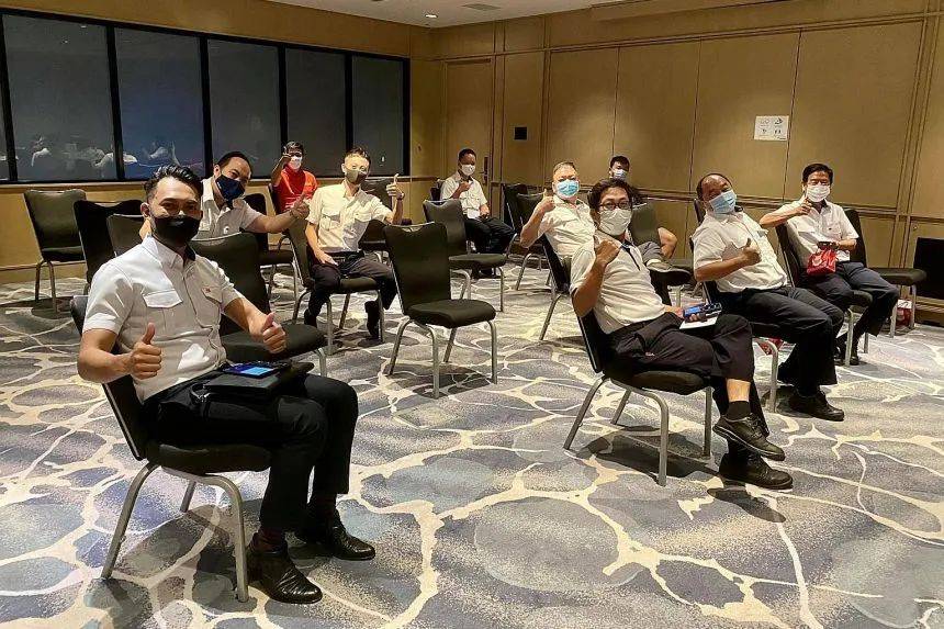 新加坡抗疫组长撸起袖子开打,劝大家不要等“某疫苗”了