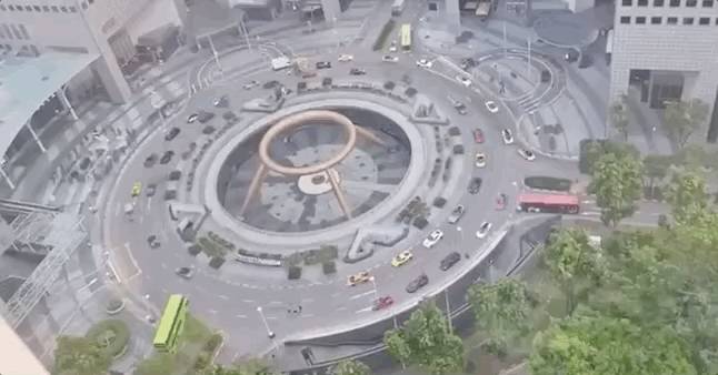 新加坡惊现40多辆豪车车队，绕财富之泉不停转圈！他们是在“做法”吗