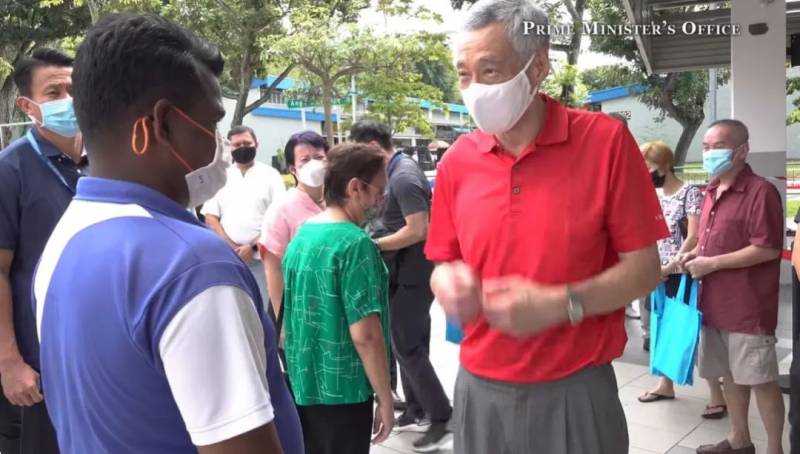 新加坡食阁、巴刹、咖啡店全面检测!李显龙总理也来了