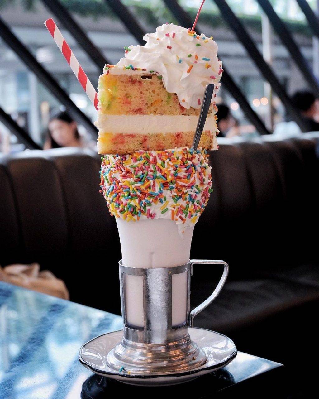 卡路裏炸彈💣 Black Tap高顔值彩色奶昔🌈 喝爆這份甜蜜負擔！重量級甜點+大分量餐點🤤