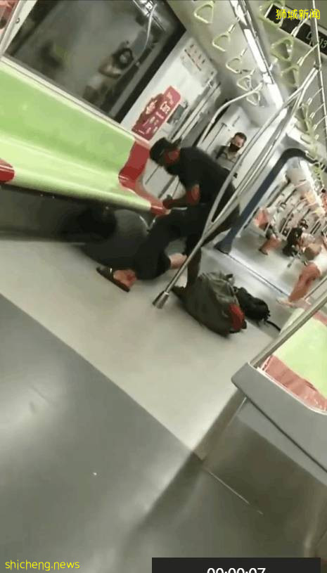 視頻瘋傳！新加坡地鐵突發罕見暴力鬥毆，男子遭拳打腳踢
