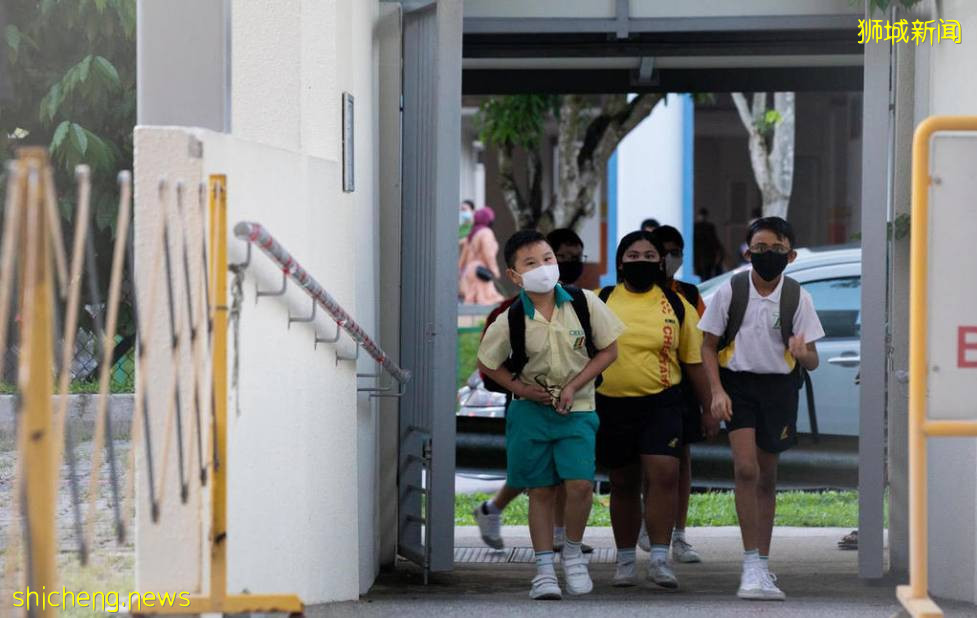 新加坡小学生陆续返校,家长们对于当前疫情形式表示担忧,呼吁延长居家学习