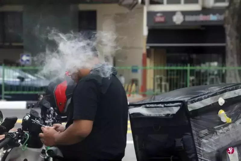 邻居二手烟经常飘入你家?新加坡烟草税再上调可能会帮上你