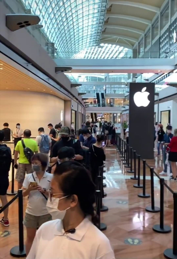 排队爆满！全球首个水上苹果今开幕，苹果下周发布新产品