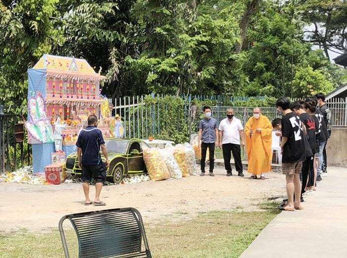 ◤寶馬撞店◢ 死者葉振銘父親 紙紮跑車 燒給兒子