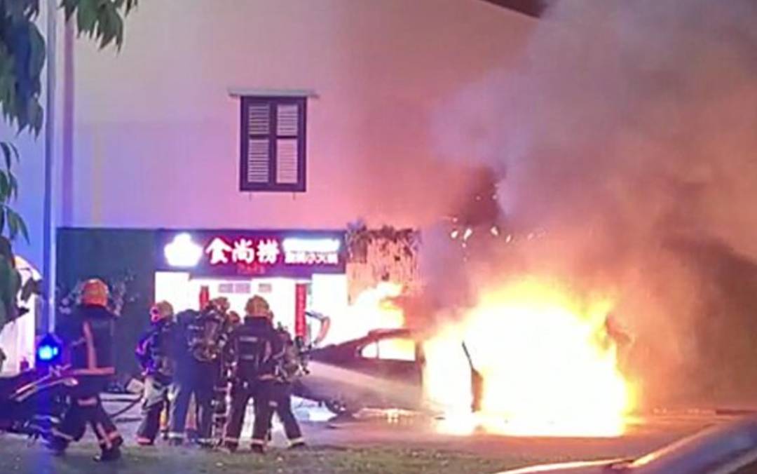 新加坡又發生事故！一輛汽車突然自燃，車主竟然