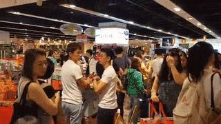 上周末，新加坡乌节路这个商场被成千上万人挤爆了