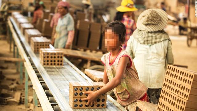 柬埔寨小男生卖纪念品秀惊人语言天赋　长大后想去北京上大学