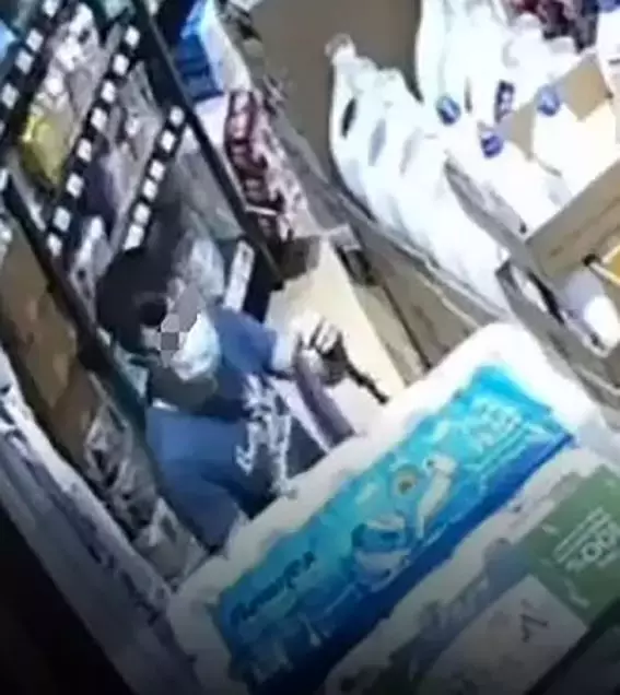 拍到了！男子偷3瓶烈酒 超市：限3天内归还