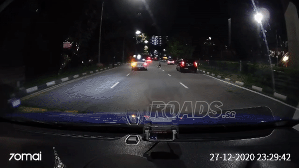 女子半夜盘坐马路中央，怎么喊也不离开