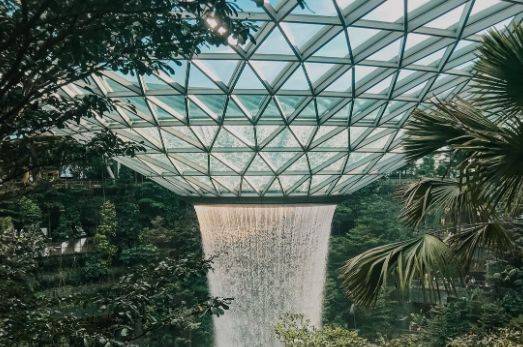 美国确诊病例升至全球首位，“模范生”新加坡在疫情面前如何逆袭