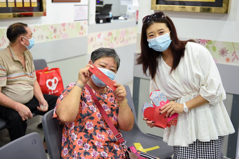 世界夫人大赛新加坡赛区,参赛佳丽参观善济医社