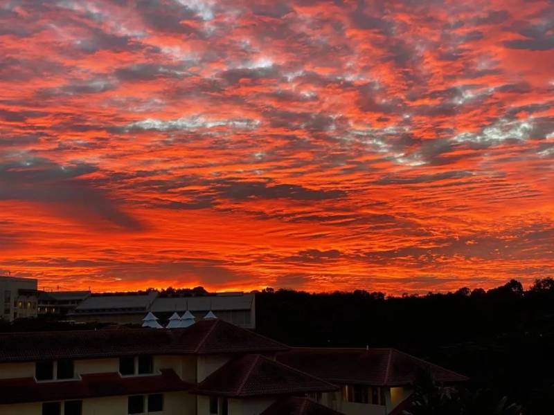 新加坡天空现火烧云 美的不可方物