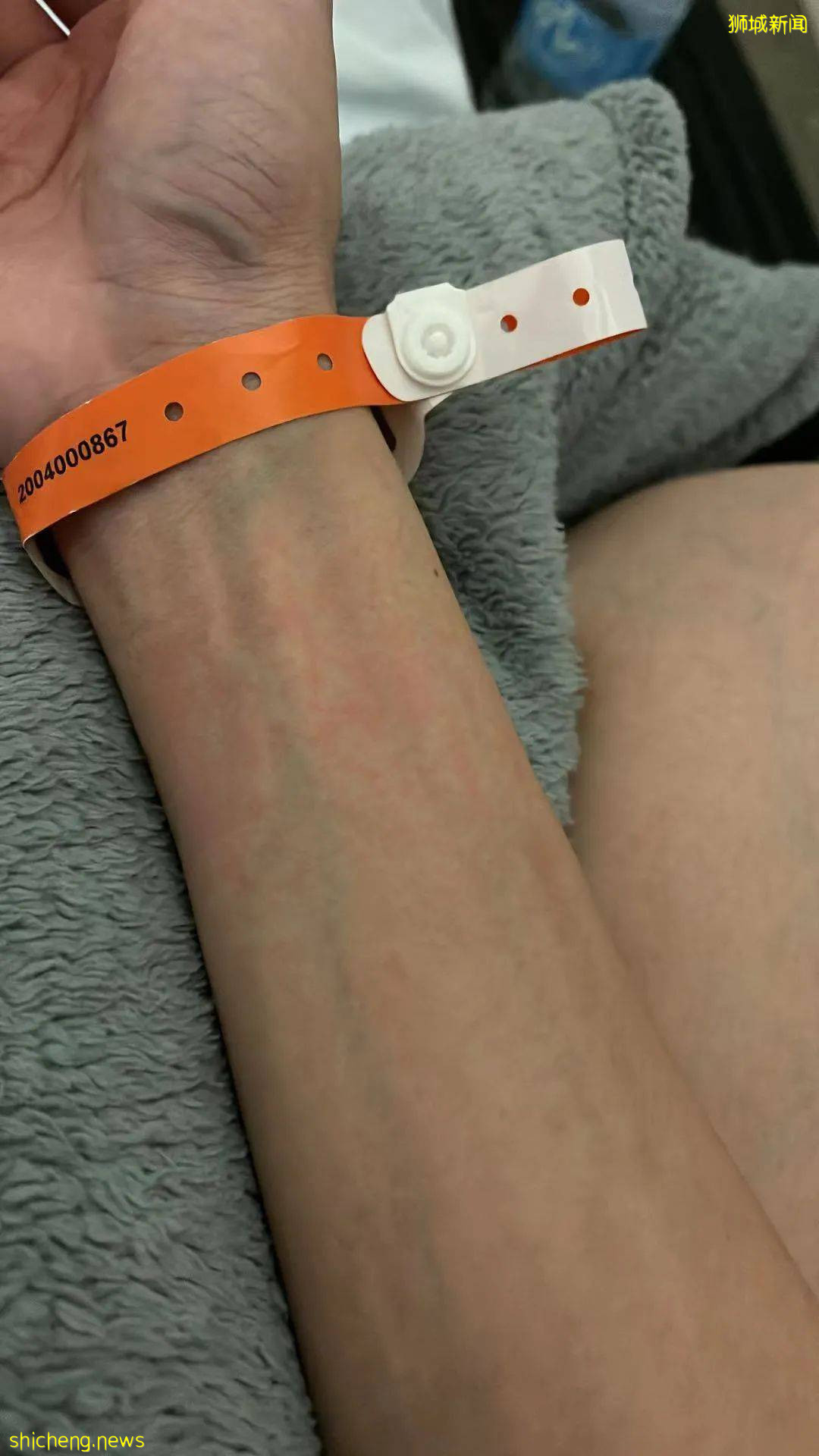 26岁女孩在新加坡确诊，高烧、呼吸困难，自己叫救护车去医院