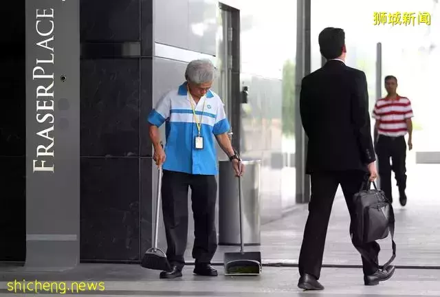 新加坡人靠啥养老：自己养自己，70岁也得端盘打工