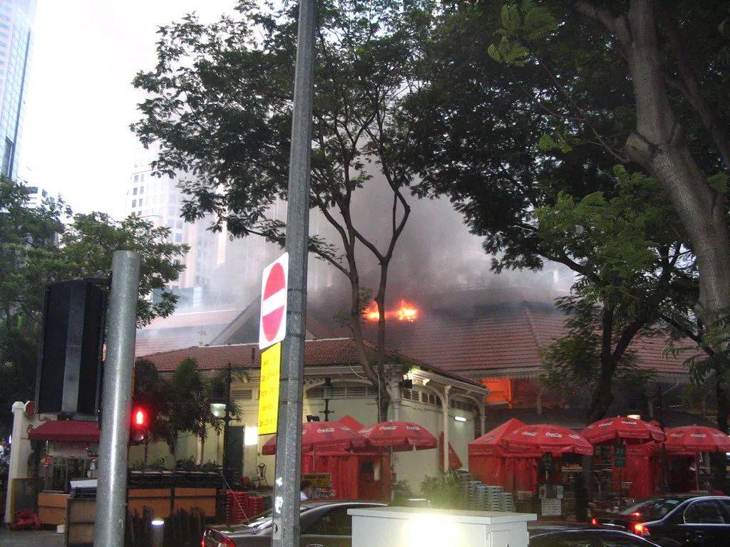 新加坡市中心老巴刹爆炸起火，緊急疏散50個攤販，濃煙滾滾