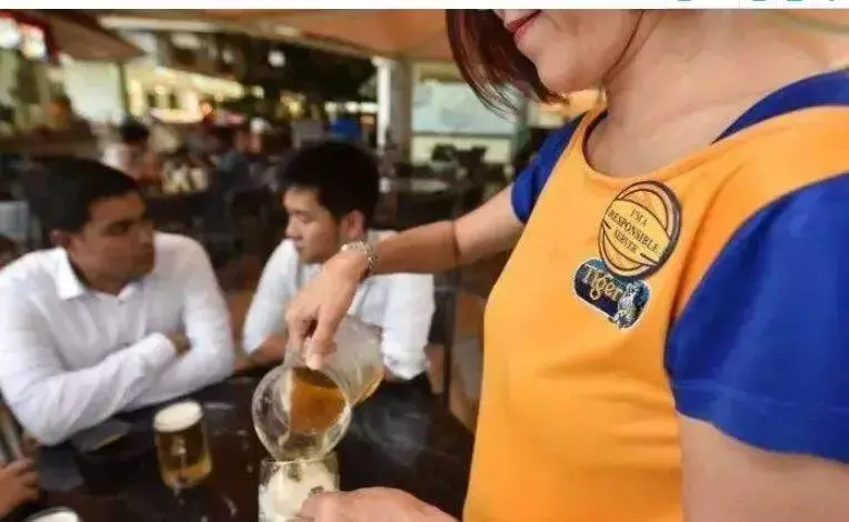 泰国美女街头无“罩”半裸卖煎饼！新加坡也出现过