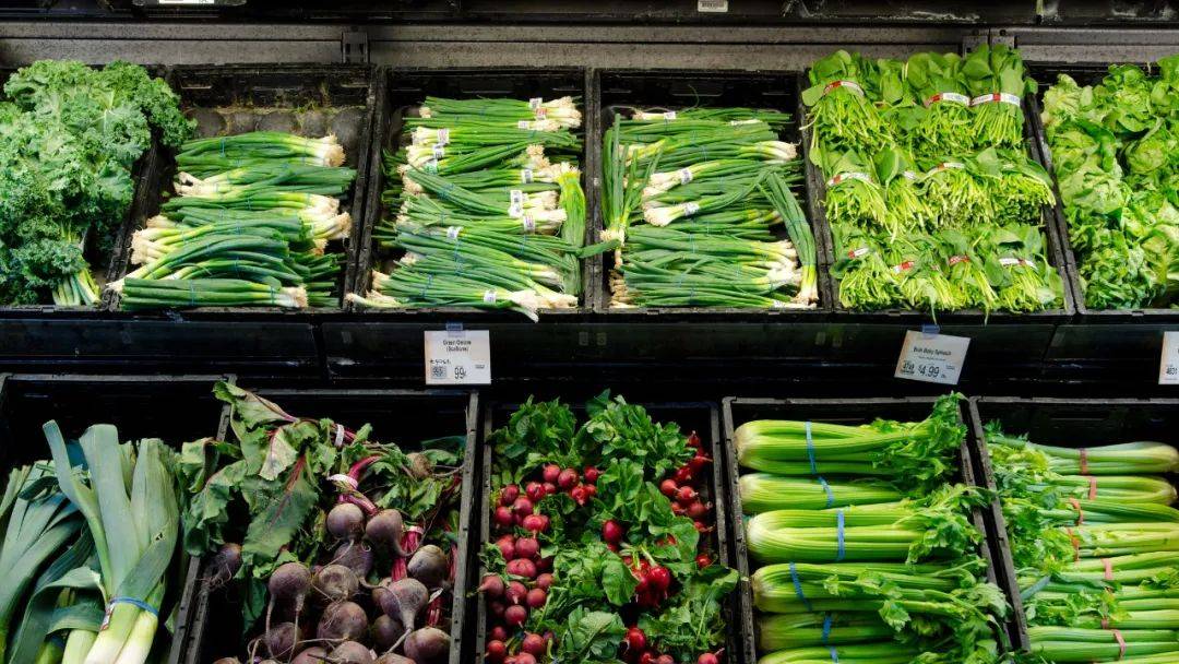 這名新加坡賣菜阿姨竟然在衆目睽睽之下,給蔬菜噴殺蟲劑