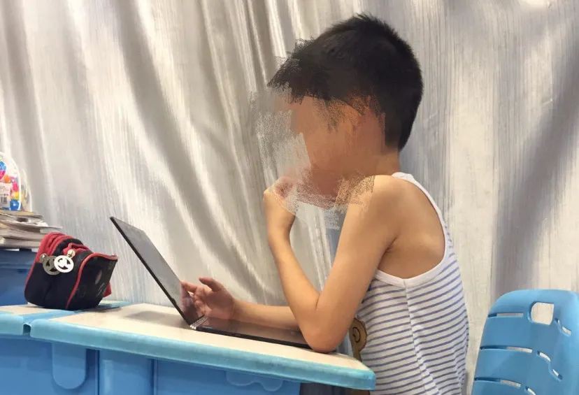 新加坡小学生第一天在家上课，有人欢喜有人愁~