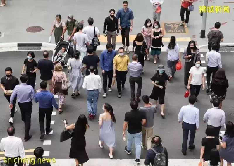 由于旅行限制的取消，新加坡和香港的零售业可能会出现相反的命运