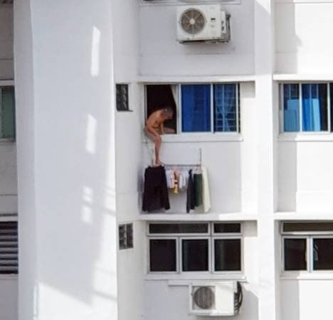 10樓跨窗曬衣嚇壞街坊 老伯卻說“沒事”