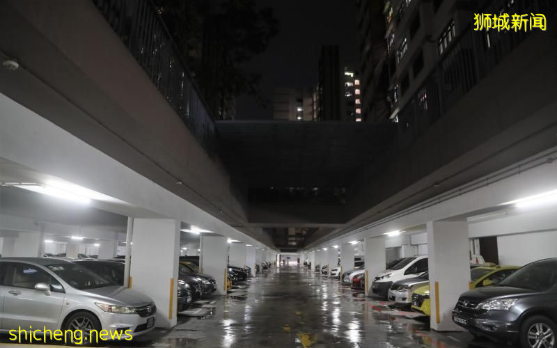 停车场“半露天”  居民诉：雨天无遮