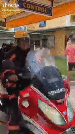 恐怖！新加坡這個食閣煤氣罐爆裂，發生大火！兩小夥勇敢救急