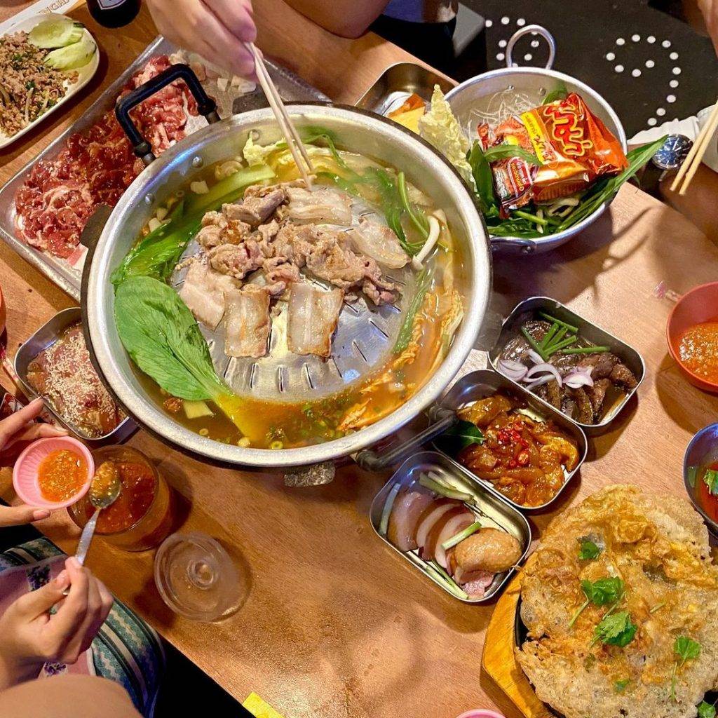 瞬穿曼谷街頭！氣氛滿點的泰式炭燒火鍋Tom Yum Kungfu🤤 口味正宗、平價又好吃！