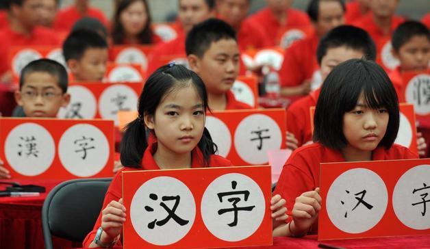 新加坡总统曾经建议中国抛弃汉语,全民学英文,幸亏没听他的