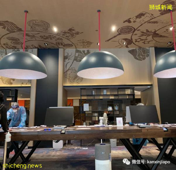 从伦敦飞13小时航程同排者确诊后，我在新加坡被这样安排