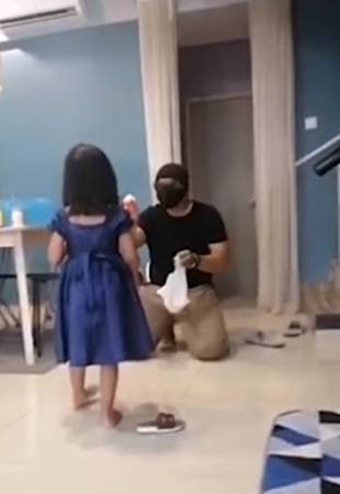 技工上门修冷气 女孩拿水给他喝 竟是逾半年没见的爸爸