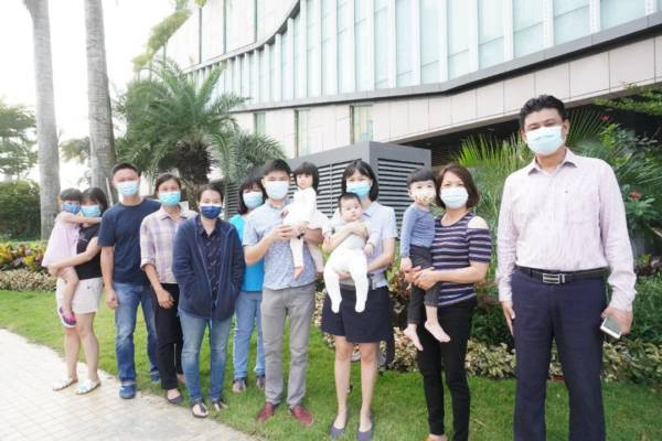 獲准越堤進獅城 5小孩重投父母懷抱