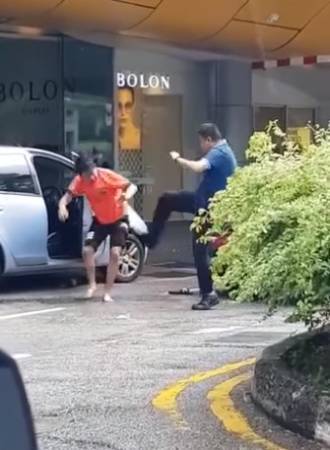 男人打架也抓头发!红衣男被狂揍 狼狈捡拖鞋