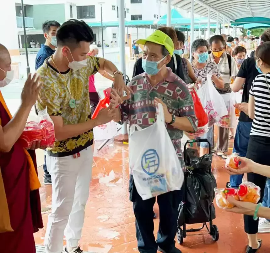 新加坡爱心老板跨年发爱心干粮,被“霸位”大叔大妈整得哭笑不得