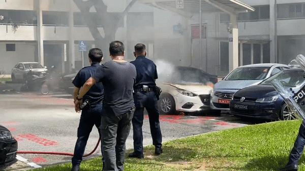 現場淒慘！新加坡白色車輛突然起火，1人死亡