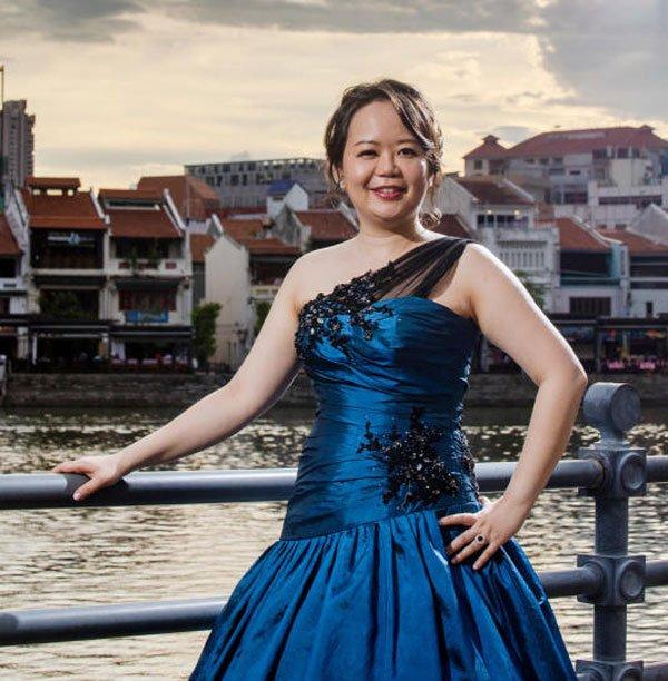 女讲师与父闲聊 突闭眼倒下 走了