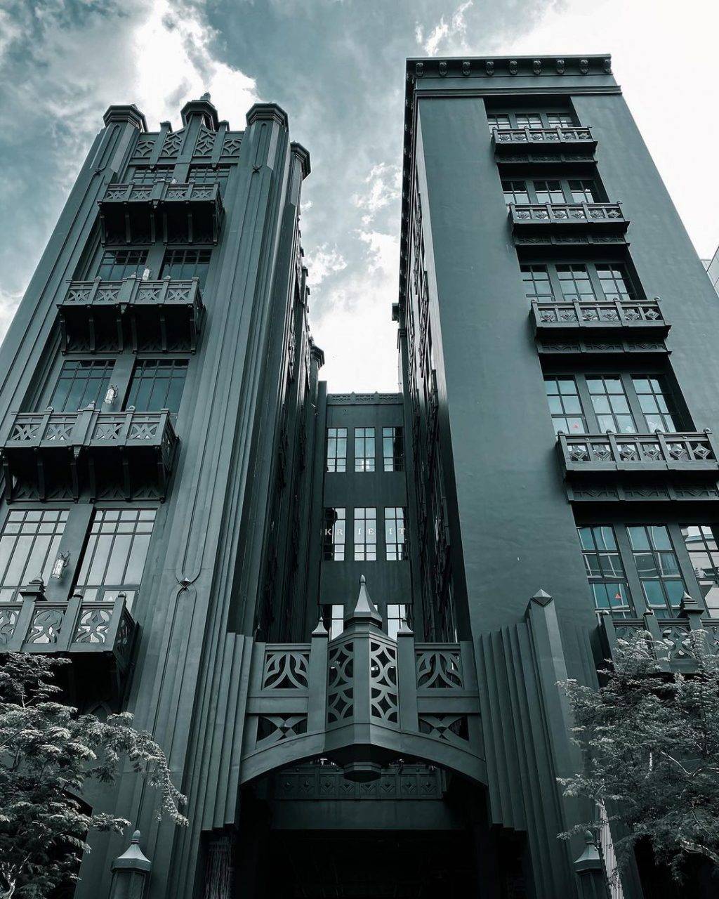 神秘魔幻黑暗大樓🏛內藏Alchemist咖啡館☕低調奢華風格、手作咖啡面包,承包你的早午餐🖤