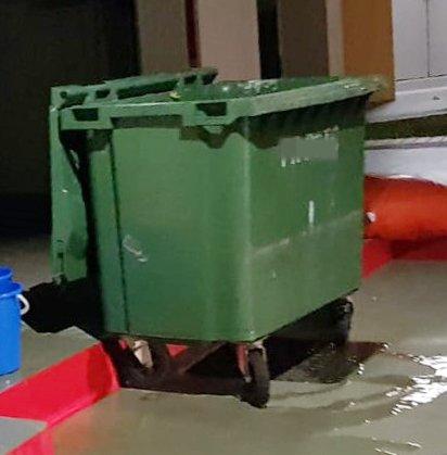 男子为朋友出气 打人后“扔”进垃圾桶