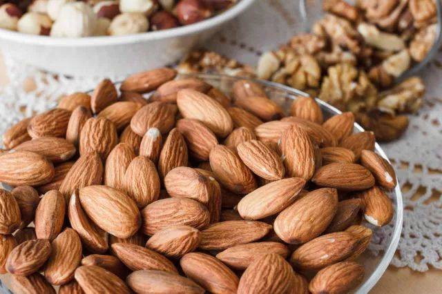 震惊!新加坡科学家公布春节零食热量,每吃一口就吞进半口脂肪!三招教你避免“过年肥”