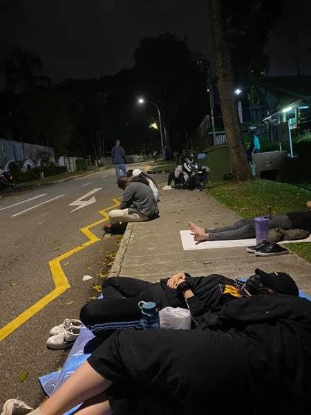 午夜12點等更新護照 大使館門口 馬勞排長龍