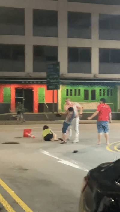 新加坡七部門聯合掃蕩芽籠紅燈區,帶走89人!持刀打架、咬警察、脫衣服… 好亂