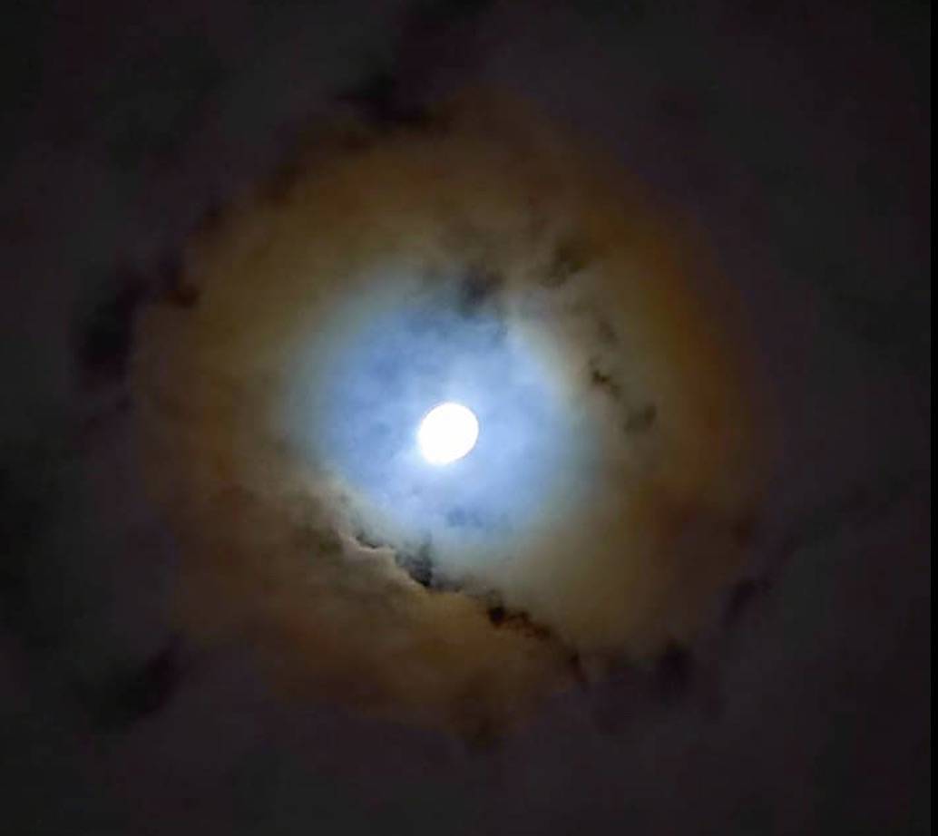 太美！新加坡驚現奇異彩虹月！全島人搶拍