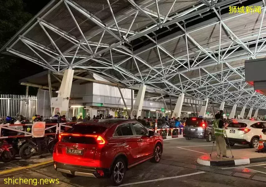 新加坡&马来西亚大堤挤爆了，人人人仌众、车车车䡛轰