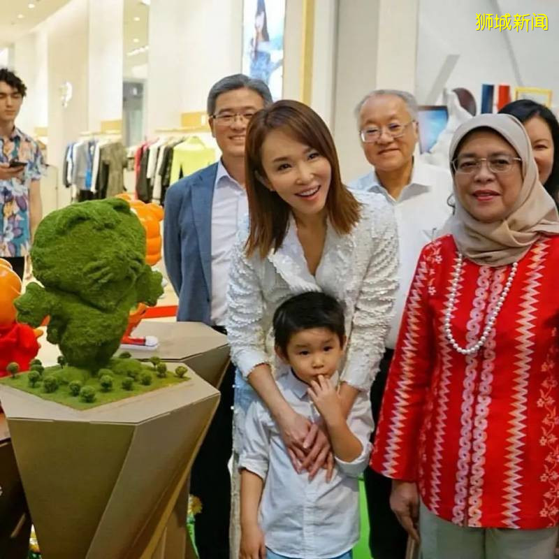 新加坡总统和明星都爱他，超多小朋友求合照、抱抱，是谁
