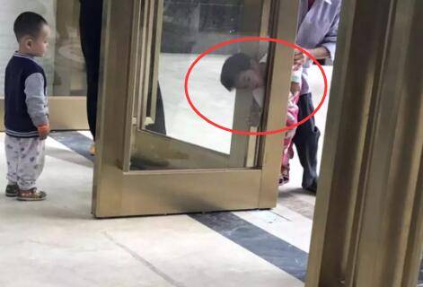 新加坡女童手臂在家中被玻璃门夹断,家中“隐形杀器”不容忽视