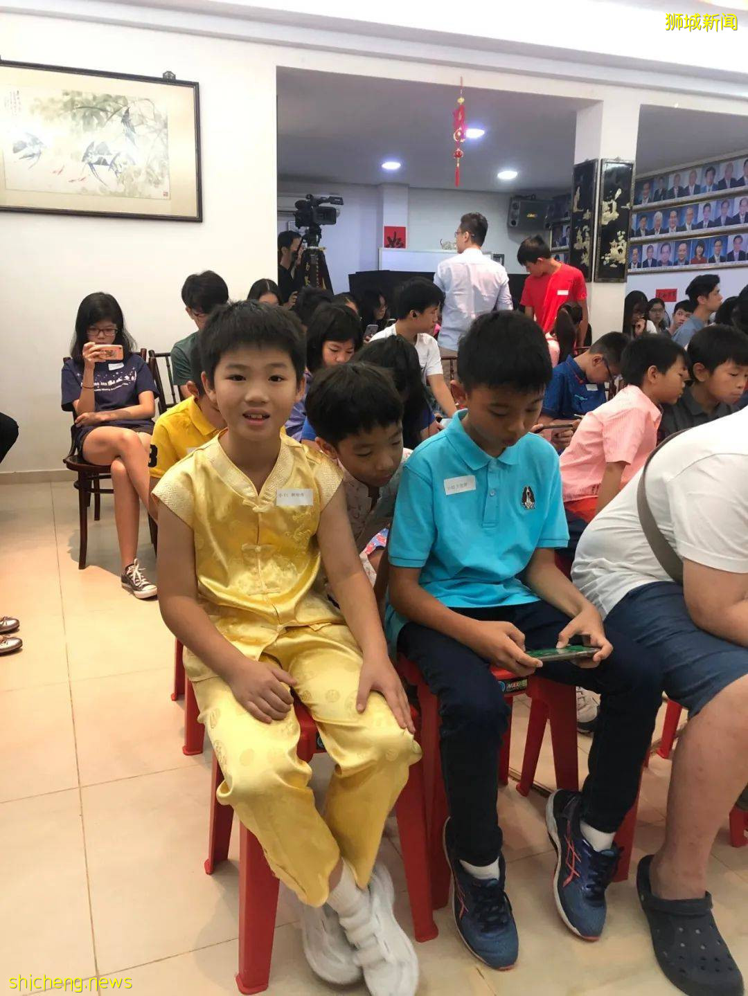 爲什麽今天新加坡的街上孩子們都奇裝異服