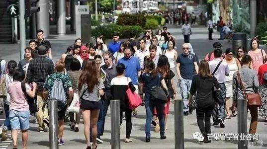 生育率僅1.1創新低、人口危機下的新加坡,要對這些外國人放開PR政策