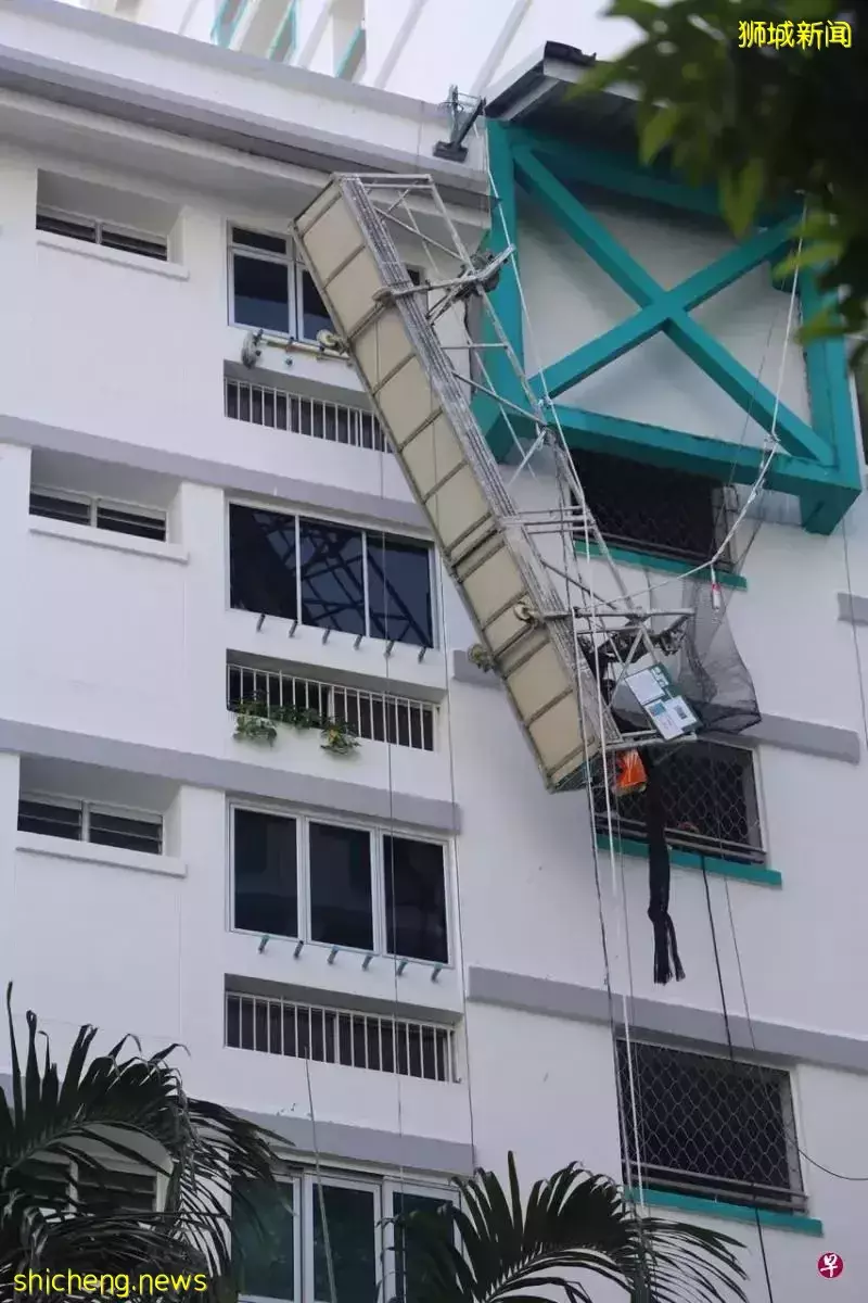 惊险！时隔一月，新加坡又发生吊架松脱悬空意外，客工爬墙自救