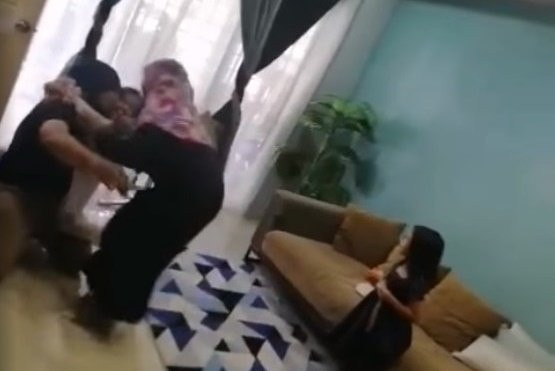 技工上门修冷气 女孩拿水给他喝 竟是逾半年没见的爸爸